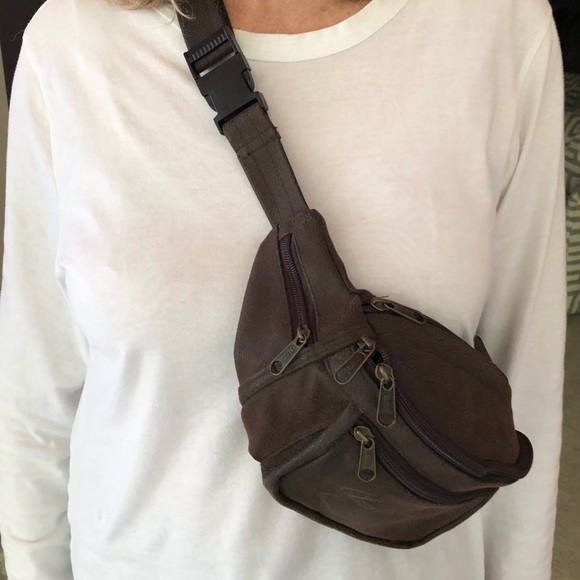 Australian leather crossbody/satchel belt bag w/“Australia” written in gold - Picture 9 of 11